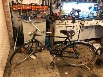 Oude fiets beschikbaar voor biedingen