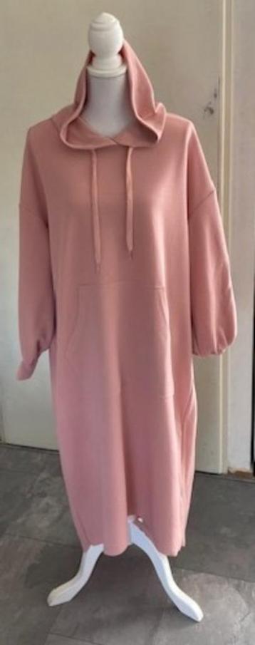 Lange roze jurk, met capuchon, maat 0XL= 44 (qwe) beschikbaar voor biedingen