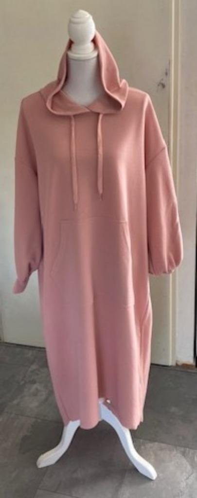 Lange roze jurk, met capuchon, maat 0XL= 44 (qwe), Kleding | Dames, Jurken, Zo goed als nieuw, Maat 42/44 (L), Roze, Onder de knie