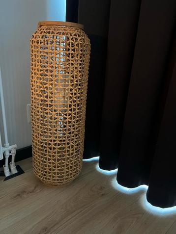 Sfeervolle rieten vloerlamp beschikbaar voor biedingen