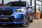 BMW X1 SDrive20i M-Sport - 360 CAMERA - HEAD UP - SFEERVERLI, 1525 kg, 156 pk, Met garantie (alle), Blauw