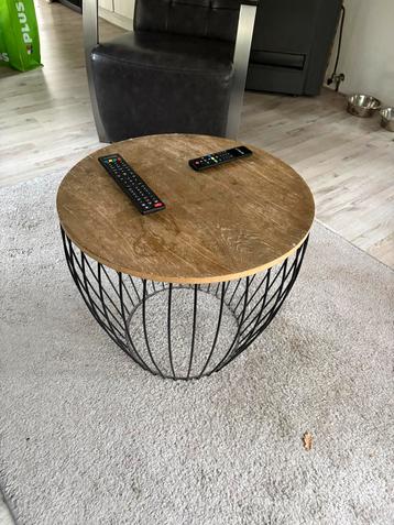 Mooie Salontafel met Metalen Onderstel beschikbaar voor biedingen