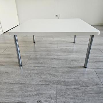 Salontafel met wit blad beschikbaar voor biedingen