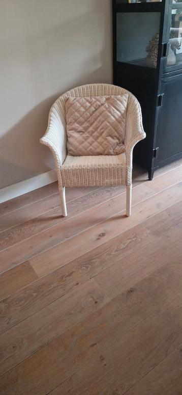 Mooie witte rotan/rieten stoel beschikbaar voor biedingen