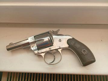 antieke revolver  beschikbaar voor biedingen
