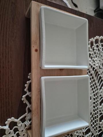 Voerbakjes op Bamboe Standaard beschikbaar voor biedingen