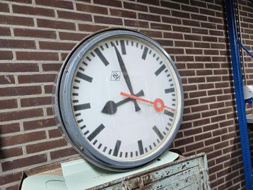 Antieke dubbelzijdige stationsklok Doorsnede 70 cm  beschikbaar voor biedingen
