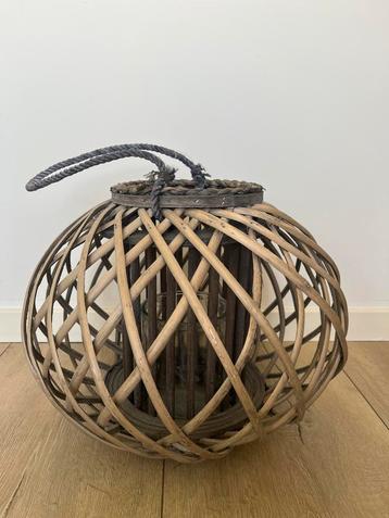 Groot rieten windlicht met glazen kaarsenhouder beschikbaar voor biedingen