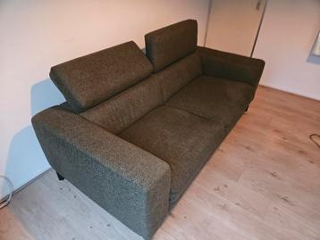 Bank groene stoffen met opklap leuning beschikbaar voor biedingen