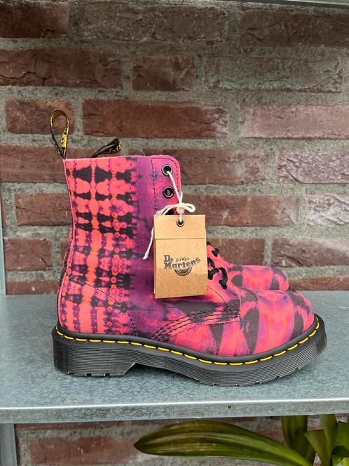 Dr. Martens 1460 Pascal Tie dye maat 37, Kleding | Dames, Schoenen, Nieuw, Lage of Enkellaarzen, Roze, Ophalen of Verzenden