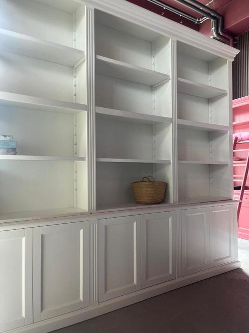 boekenkast 300x43x260H cm - ral 9016 - push to open deuren, Huis en Inrichting, Kasten | Boekenkasten, Zo goed als nieuw, 200 cm of meer