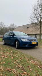 Seat Leon ST 1.0 TSI 115PK Blauw LMV Camera Trekhaak, Auto's, Voorwielaandrijving, Stof, 610 kg, Origineel Nederlands
