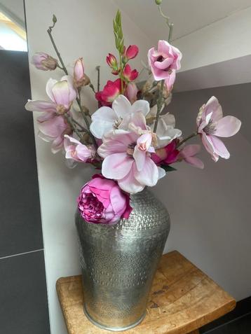 Vaas met kunst magnolia’s  beschikbaar voor biedingen