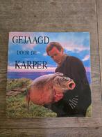 Boek: Gejaagd door de Karper en de dunne lijn, Ophalen of Verzenden, Gelezen, Diverse auteurs, Watersport en Hengelsport