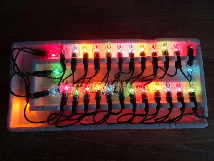 Nette doos met gekleurde oude kerstverlichting 50 lampjes, Diversen, Kerst, Zo goed als nieuw, Ophalen of Verzenden