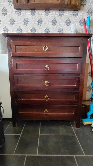 Houten ladekast met 5 laden beschikbaar voor biedingen