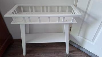 Leuke witte side table beschikbaar voor biedingen