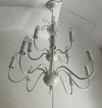 Witte kroonluchter met 10 lampen beschikbaar voor biedingen