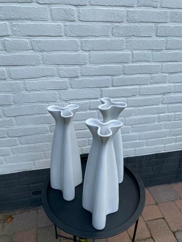 3 Mooie hoge witte vazen beschikbaar voor biedingen