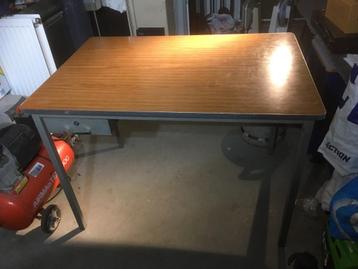 stevig vintage jaren '70 bureautje met lade en ronde hoeken beschikbaar voor biedingen