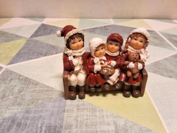 Kerstbeeldje met kinderen op bankje beschikbaar voor biedingen