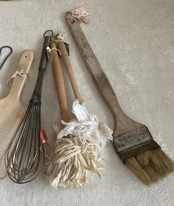 Brocante oude keukenhulpjes - keukenspulletjes - keukengerei beschikbaar voor biedingen