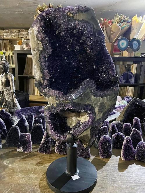 Amethist geode (52) van 41,5 kg, diep paars van kleur, Verzamelen, Mineralen en Fossielen, Mineraal, Ophalen of Verzenden