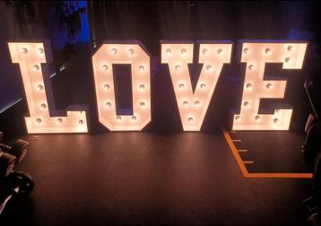 Lichtletters LOVE - verhuur en verkoop beschikbaar voor biedingen