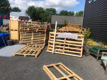 stapels houten pallets beschikbaar voor biedingen
