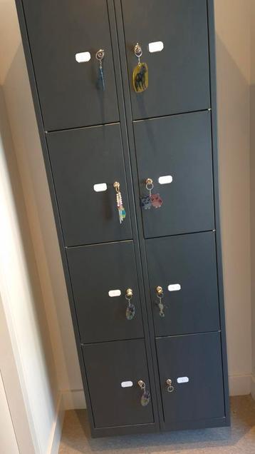  lockers 2 stuks , 4 vaks beschikbaar voor biedingen