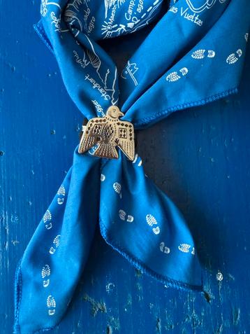Thunderbird om te dragen over een bandana- shawl om hals. beschikbaar voor biedingen
