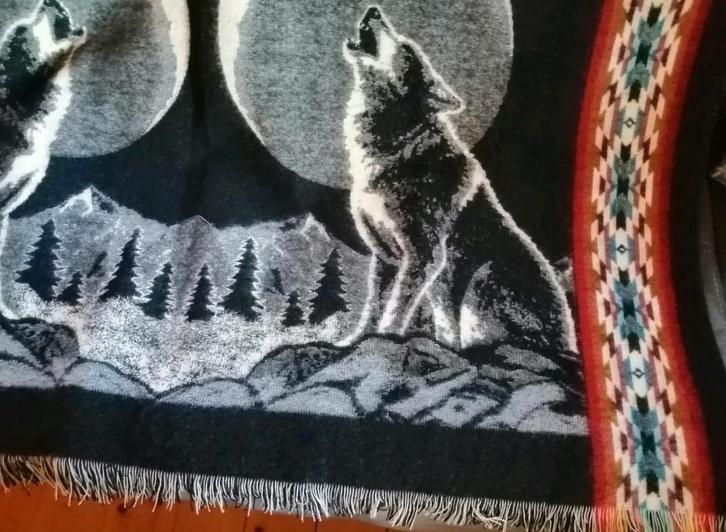 Wol poncho cape met capuchon motief wolven 1maat, Kleding | Dames, Jassen | Winter, Zo goed als nieuw, Verzenden