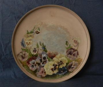 Schaal met decor van violen P. Ipsen Kopenhagen d. 31,7 cm. beschikbaar voor biedingen