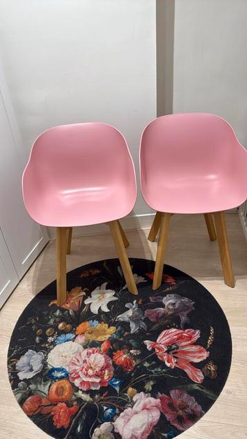 Twee roze stoelen van de ikea ( zo snel mogelijk weg!) beschikbaar voor biedingen