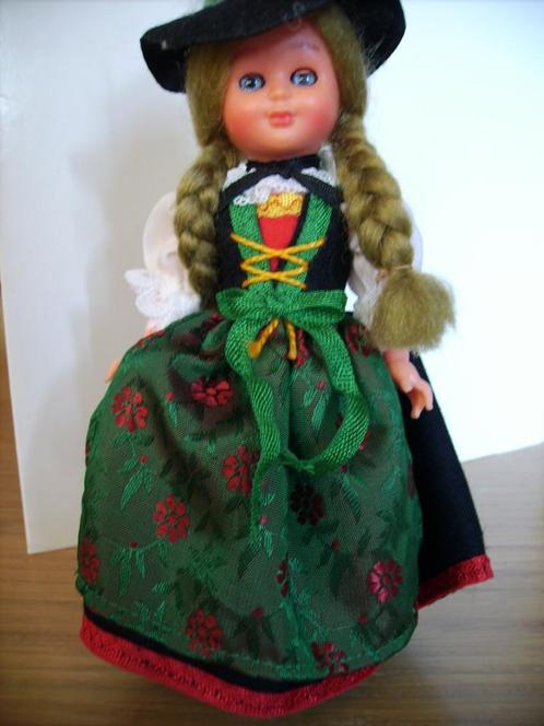klederdrachtpop 16 cm., Verzamelen, Poppen, Zo goed als nieuw, Pop, Ophalen of Verzenden