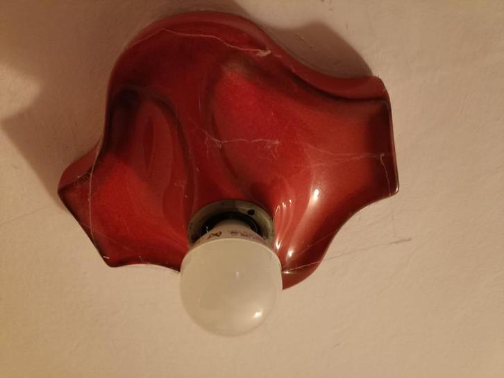 Vintage plafondlamp met rode, golvende glas/keramische kap, Antiek en Kunst, Antiek | Glas en Kristal, Ophalen