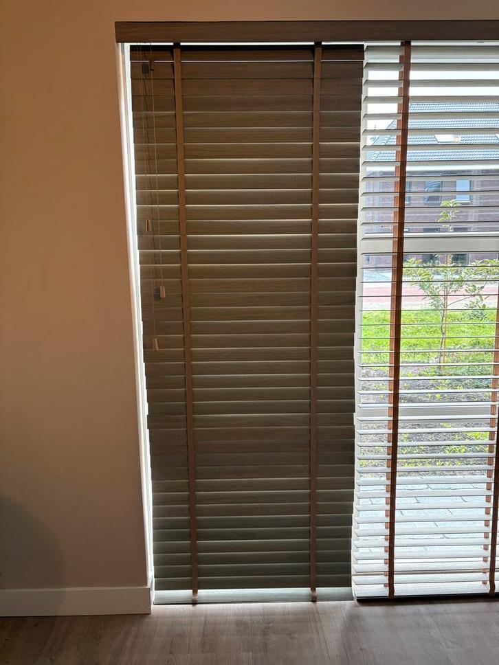 Nieuwe Veneta Houten Jaloezie Zijdegrijs met Ladderband, Huis en Inrichting, Stoffering | Gordijnen en Lamellen, Nieuw, 200 cm of meer