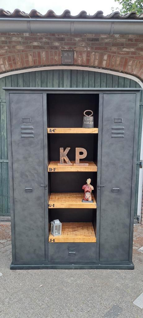 100 korting op metalen industriële locker kast in betonlook, Huis en Inrichting, Kasten | Buffetkasten, Nieuw, Minder dan 100 cm