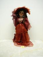 poreleinen pop  42 cm hoog lady in red, Ophalen of Verzenden, Zo goed als nieuw, Pop