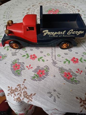 Vintage houten model autootje, truck beschikbaar voor biedingen