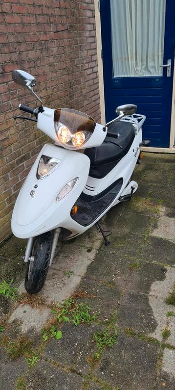 Electrische scooter qwic beschikbaar voor biedingen