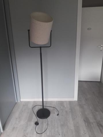 Mooie vloerlamp zwart/beige linnen kap inclusief luxe lamp . beschikbaar voor biedingen