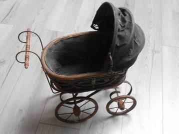 Antieke poppenwagen beschikbaar voor biedingen
