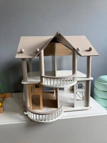 Mooi poppenhuis beschikbaar voor biedingen