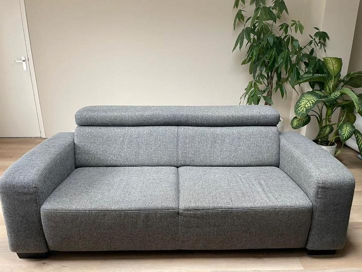 Grijze bank van Pronto Wonen, Huis en Inrichting, Banken | Bankstellen, Gebruikt, Rechte bank, Tweepersoons, 200 tot 250 cm, 75 tot 100 cm