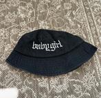 Boutiekje zwarte vissershoed hoed met tekst babygirl, Ophalen of Verzenden, Zo goed als nieuw, One size fits all, Hoed