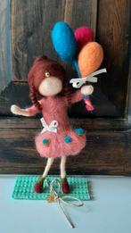 Genaaldvilt schattig meisje met ballonnetjes wol handgemaakt, Hobby en Vrije tijd, Ophalen of Verzenden, Nieuw, Figuurtje(s), Wolvilt