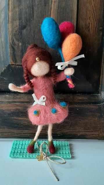 Genaaldvilt schattig meisje met ballonnetjes wol handgemaakt beschikbaar voor biedingen