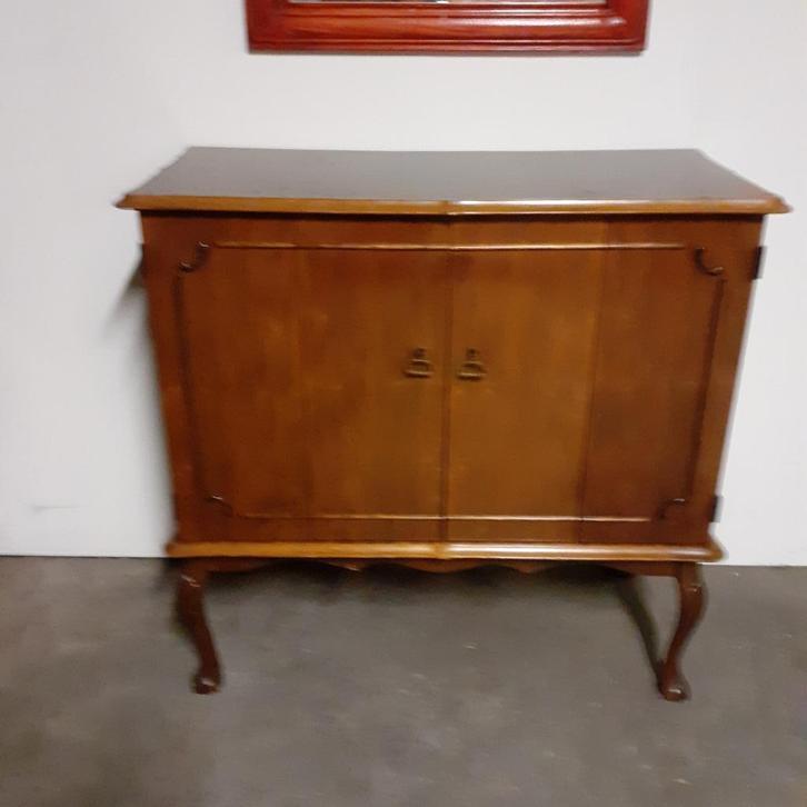 Mooi antiek kastje met weg draaiende deuren., Huis en Inrichting, Kasten | Wandmeubels, Minder dan 100 cm, Minder dan 150 cm, 25 tot 50 cm