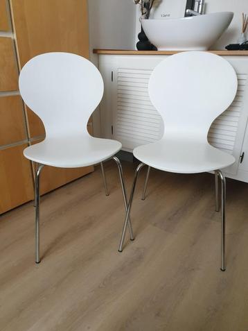 Stoelen 2 witte beschikbaar voor biedingen
